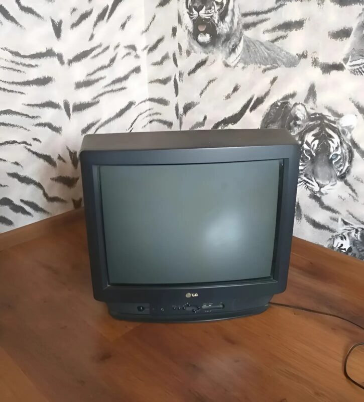 Cette vieille télévision aurait fini à la poubelle, mais la créativité de mon père lui a donné une nouvelle vie et un tout autre but