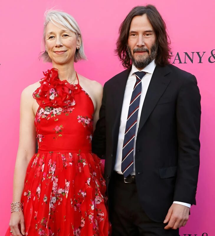 "Je me fous de ce que vous pensez… je veux passer le reste de ma vie avec elle" : Keanu Reeves se montre en public avec sa future épouse