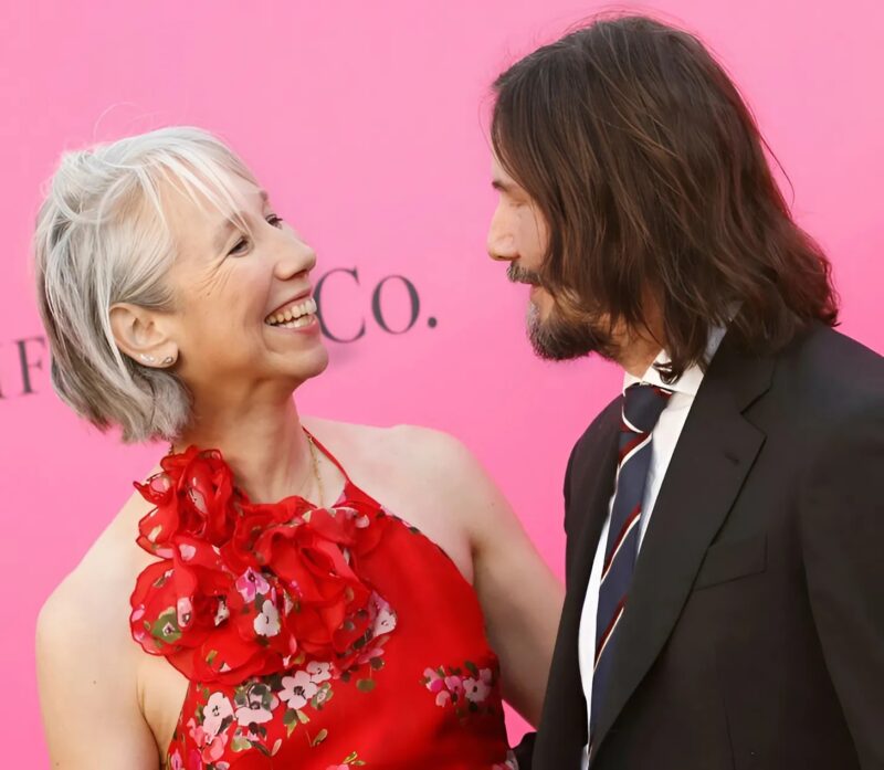"Je me fous de ce que vous pensez… je veux passer le reste de ma vie avec elle" : Keanu Reeves se montre en public avec sa future épouse