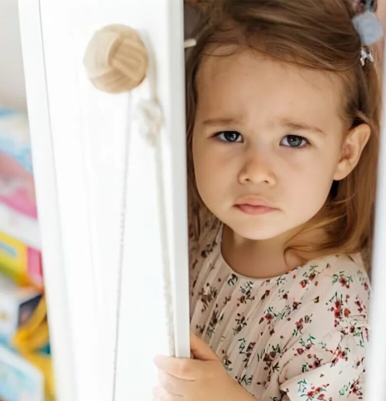 J’ai emmené ma fillette de 4 ans chez ma copine… Je n’aurais jamais cru ce qu’elle allait trouver dans sa chambre
