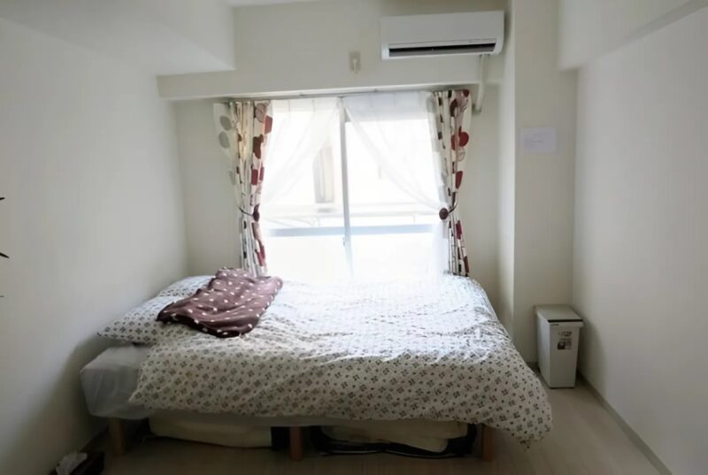La vie entre les murs : ces logements minuscules où survivent les oubliés de Tokyo, entassés dans des espaces trop exigus pour vivre