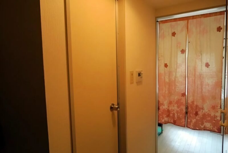 La vie entre les murs : ces logements minuscules où survivent les oubliés de Tokyo, entassés dans des espaces trop exigus pour vivre