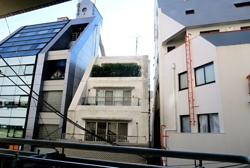 La vie entre les murs : ces logements minuscules où survivent les oubliés de Tokyo, entassés dans des espaces trop exigus pour vivre