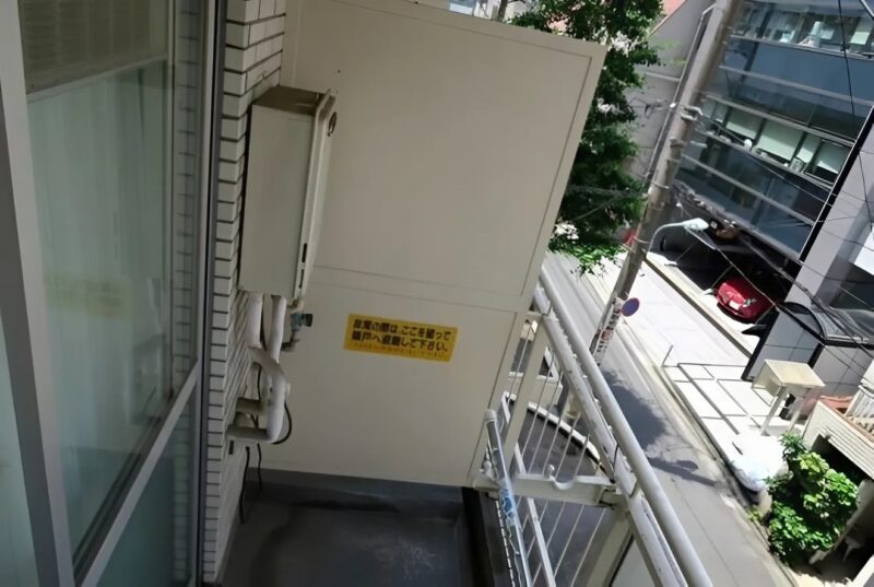 La vie entre les murs : ces logements minuscules où survivent les oubliés de Tokyo, entassés dans des espaces trop exigus pour vivre