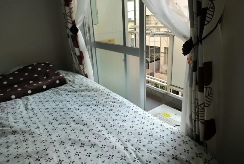 La vie entre les murs : ces logements minuscules où survivent les oubliés de Tokyo, entassés dans des espaces trop exigus pour vivre