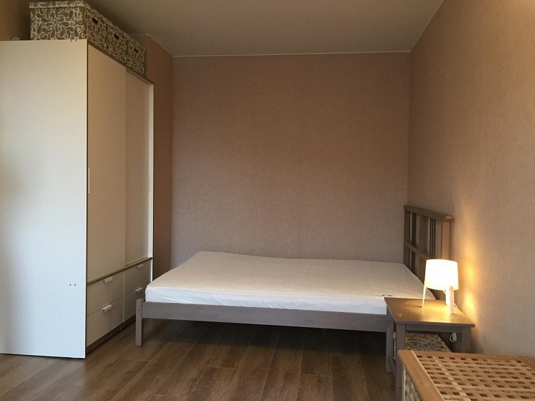 Un studio vieillot transformé avec un budget serré – découvrez une rénovation impressionnante, astucieuse et économique qui change tout !