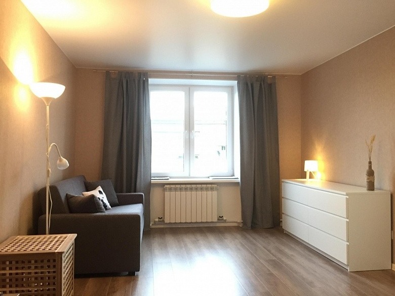Un studio vieillot transformé avec un budget serré – découvrez une rénovation impressionnante, astucieuse et économique qui change tout !
