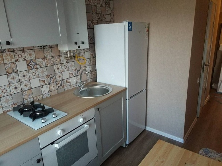 Un studio vieillot transformé avec un budget serré – découvrez une rénovation impressionnante, astucieuse et économique qui change tout !