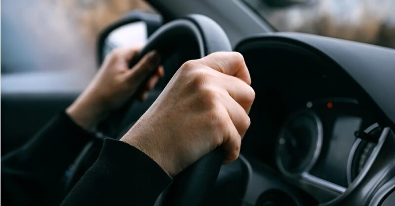 Une voiture fonçait droit sur moi sur l'autoroute – ce que j'ai fait en une fraction de seconde m'a sauvé la vie