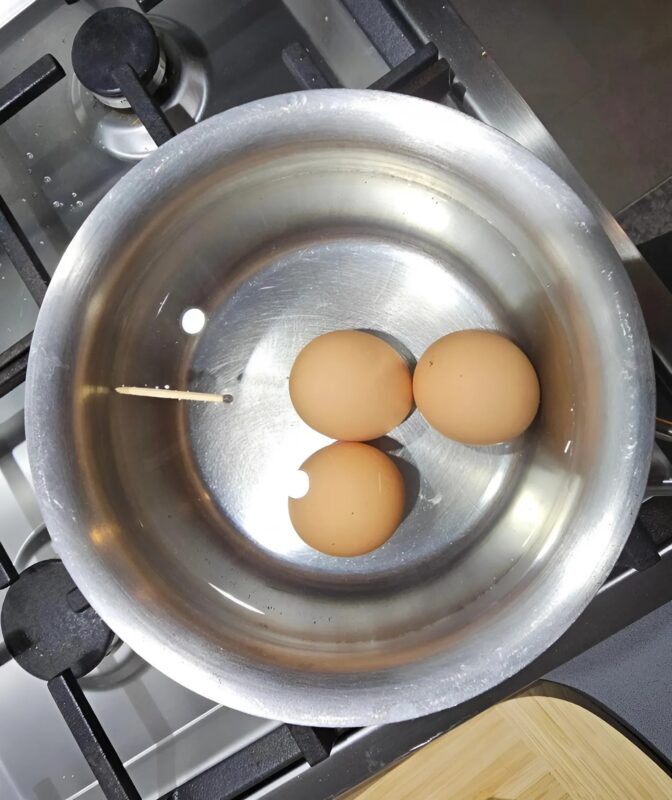 J'ai découvert que ma mère mettait des allumettes dans la marmite quand elle faisait bouillir des œufs, et lorsque j'ai appris la raison de ce geste, je suis resté bouche bée