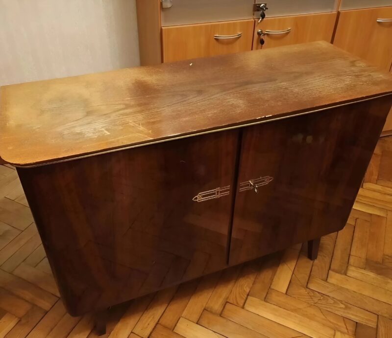 Cette armoire en mauvais état ramassait la poussière - jusqu'à ce que nous la transformions en quelque chose de magnifique