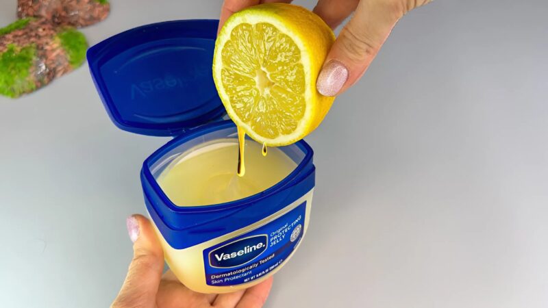 Mixer la vaseline et le citron : un soin parfait pour la peau