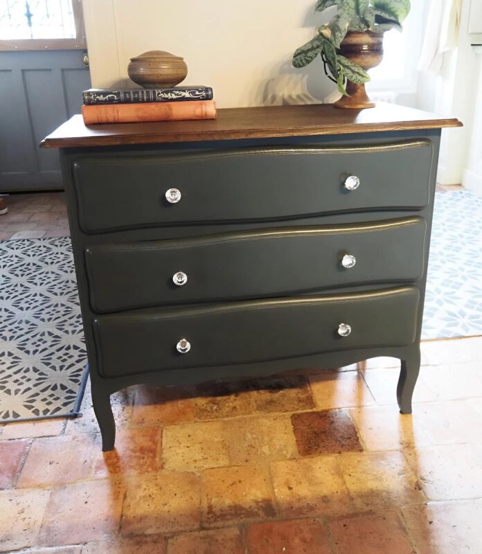 Cette commode banale au charme rétro revient à la vie après une transformation complète grâce à mon grand-père : découvrez son incroyable métamorphose