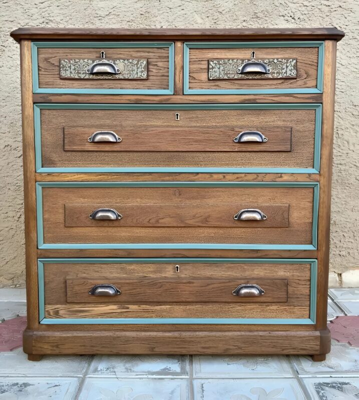 Admirez comment cette ancienne commode s'est transformée en un élégant meuble vintage, grâce à un brin de fantaisie et quelques astuces de bricolage