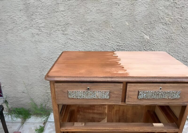 Admirez comment cette ancienne commode s'est transformée en un élégant meuble vintage, grâce à un brin de fantaisie et quelques astuces de bricolage