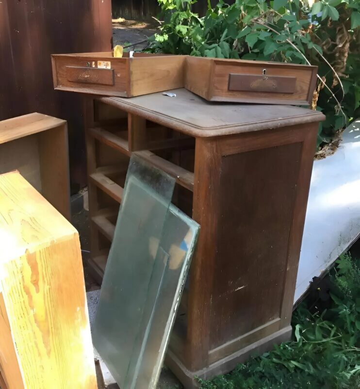 Admirez comment cette ancienne commode s'est transformée en un élégant meuble vintage, grâce à un brin de fantaisie et quelques astuces de bricolage