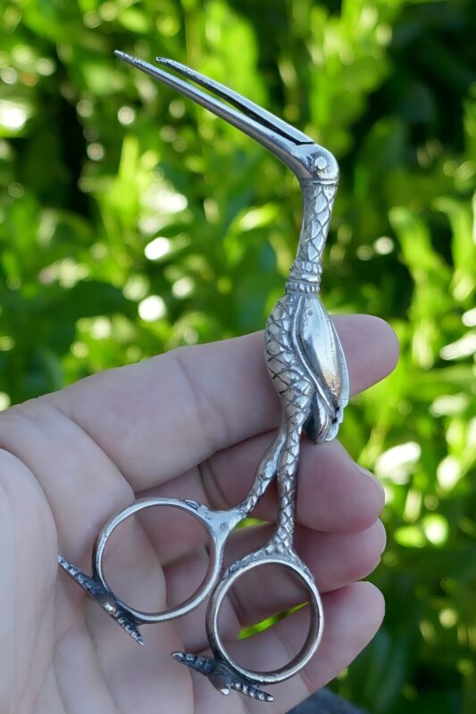 Un étrange objet trouvé en Belgique : une découverte fascinante au marché aux puces ; même le vendeur ne savait pas ce que c’était