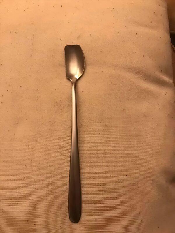 Quand je suis allé voir ma grand-mère à la campagne, elle a posé sur la table du petit-déjeuner une cuillère étrange, juste à côté des assiettes