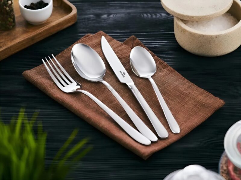 Quand je suis allé voir ma grand-mère à la campagne, elle a posé sur la table du petit-déjeuner une cuillère étrange, juste à côté des assiettes