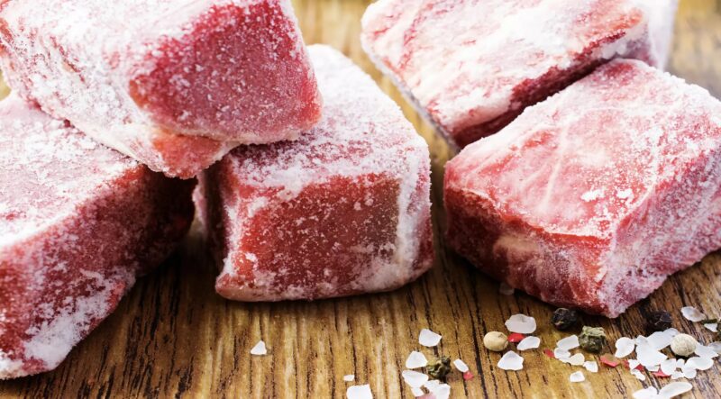 L'erreur la plus courante commise par presque tout le monde lors de la décongélation de la viande, et qui risque de gâcher vos repas ! Quelques conseils pour décongeler en quelques minutes