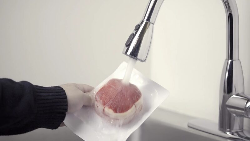 L'erreur la plus courante commise par presque tout le monde lors de la décongélation de la viande, et qui risque de gâcher vos repas ! Quelques conseils pour décongeler en quelques minutes