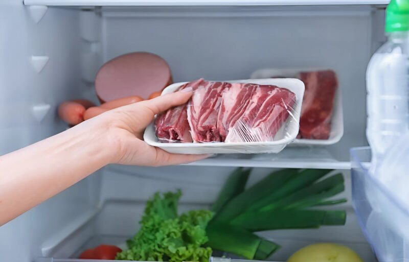 L'erreur la plus courante commise par presque tout le monde lors de la décongélation de la viande, et qui risque de gâcher vos repas ! Quelques conseils pour décongeler en quelques minutes