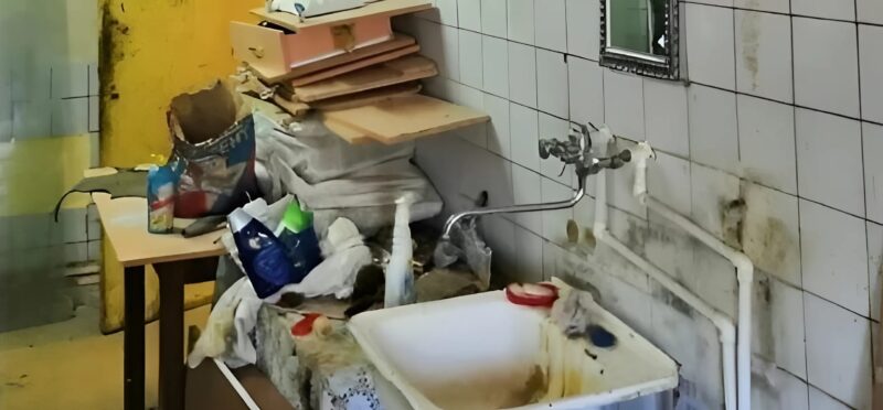 Pour faire des profits, des copains ont acheté une pièce dans un sous-sol et l'ont entièrement transformée