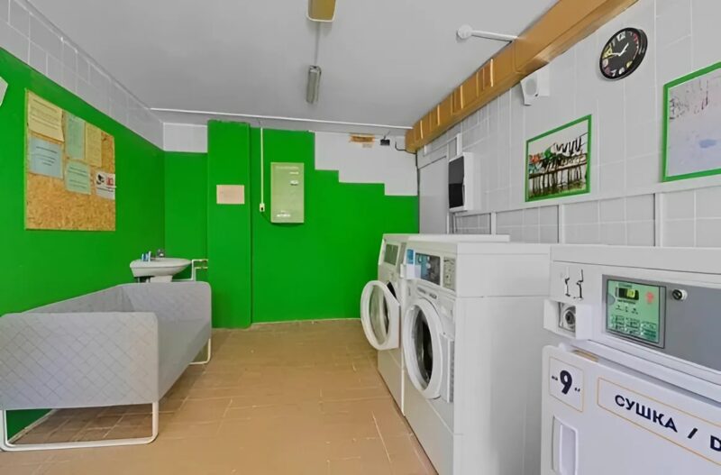 Pour faire des profits, des copains ont acheté une pièce dans un sous-sol et l'ont entièrement transformée