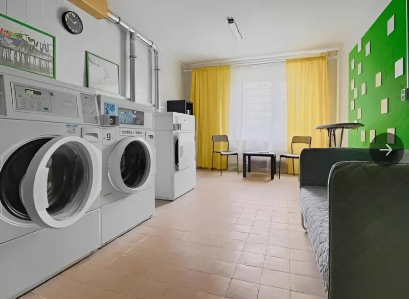 Pour faire des profits, des copains ont acheté une pièce dans un sous-sol et l'ont entièrement transformée