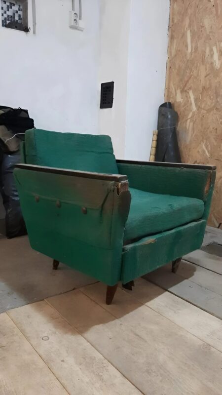 Ce vieux fauteuil jeté à la poubelle a pris une tournure inattendue, voici la transformation qui va vous étonner !