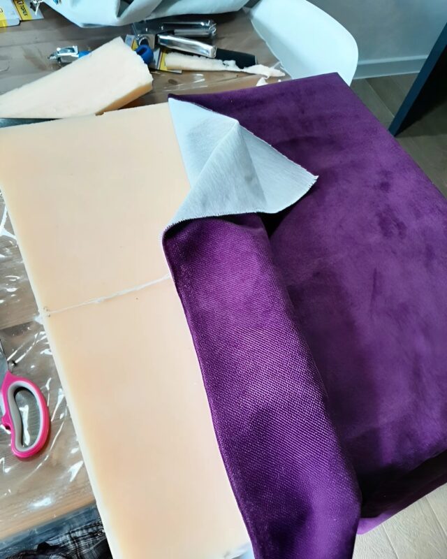 Ce vieux fauteuil jeté à la poubelle a pris une tournure inattendue, voici la transformation qui va vous étonner !