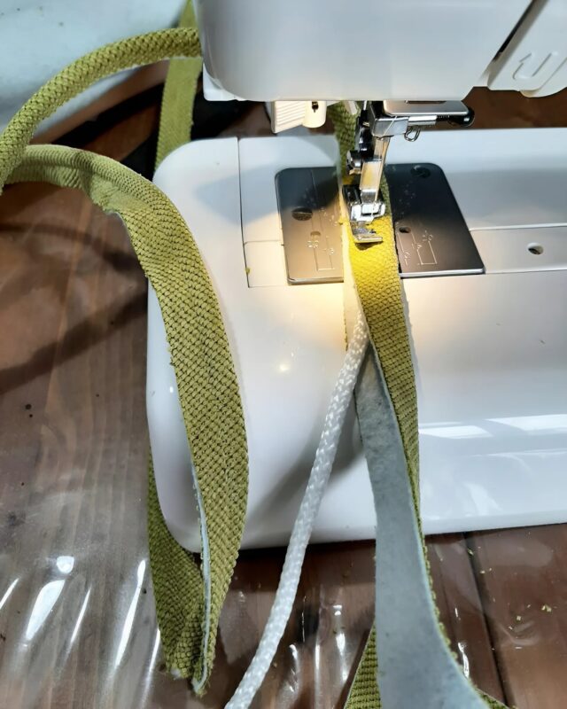 Ce vieux fauteuil jeté à la poubelle a pris une tournure inattendue, voici la transformation qui va vous étonner !