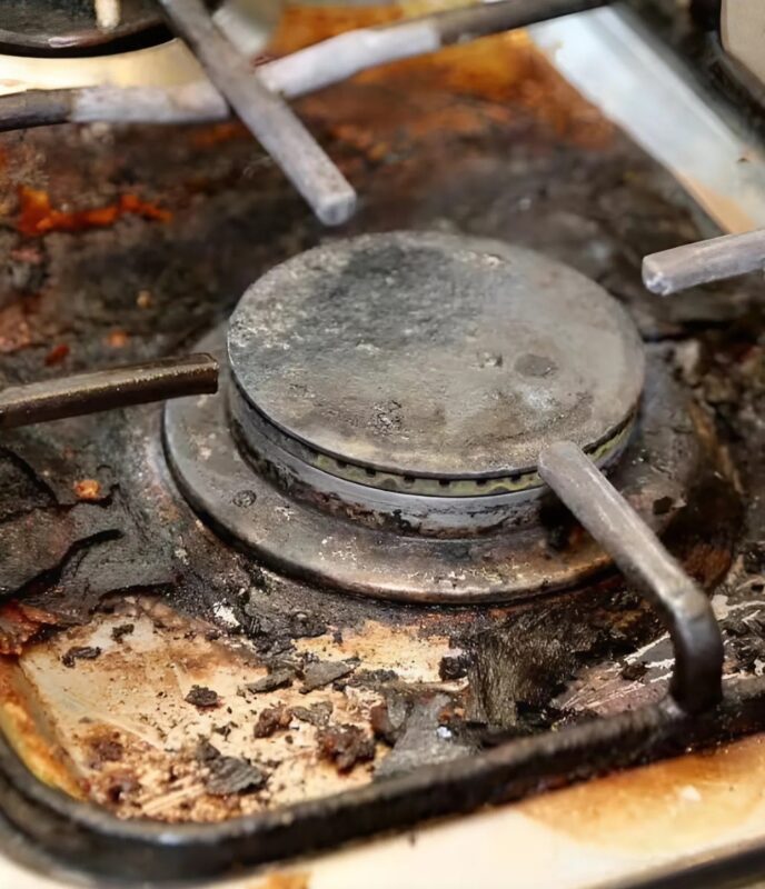 Une méthode efficace pour dire adieu à la graisse tenace : nettoyez votre cuisinière sans effort !