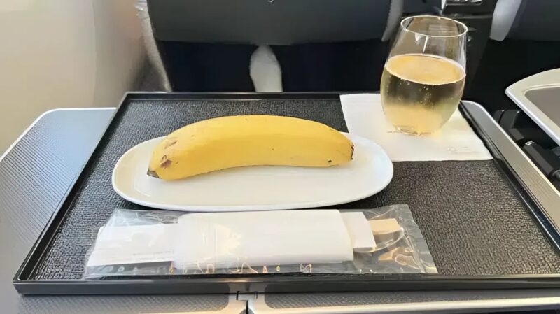 Pourquoi la plupart des hôtesses de l’air emportent-elles une banane dans l’avion ? Il s’avère que c’est pour une raison