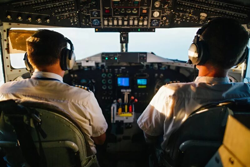 Les passagers de la classe affaires se moquent d’une vieille femme… jusqu’à ce que le pilote prenne la parole