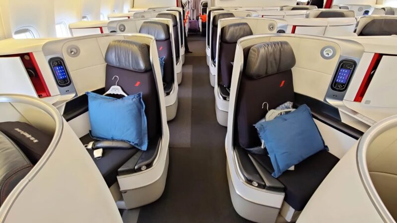 Les passagers de la classe affaires se moquent d’une vieille femme… jusqu’à ce que le pilote prenne la parole