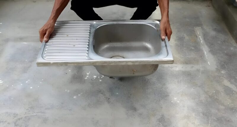 Au lieu de se débarrasser de son ancien lavabo, mon voisin a préféré le transformer en un objet utile. Son idée est tout simplement géniale !