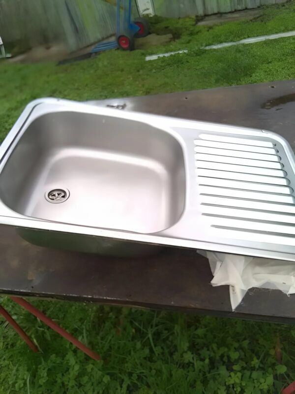 Au lieu de se débarrasser de son ancien lavabo, mon voisin a préféré le transformer en un objet utile. Son idée est tout simplement géniale !
