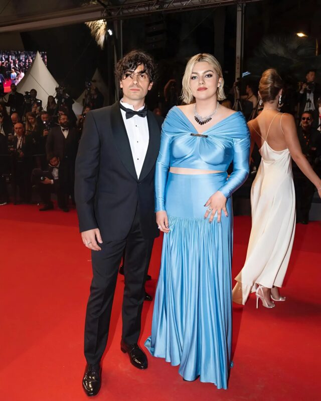 Louane : éclatante, elle fait ressortir ses épaules dans une tenue au parfait décolleté