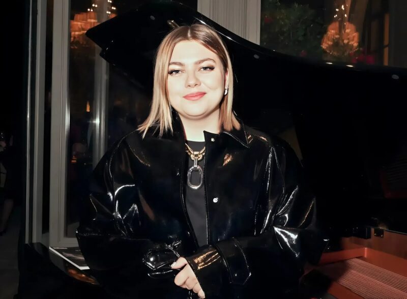 Louane : éclatante, elle fait ressortir ses épaules dans une tenue au parfait décolleté