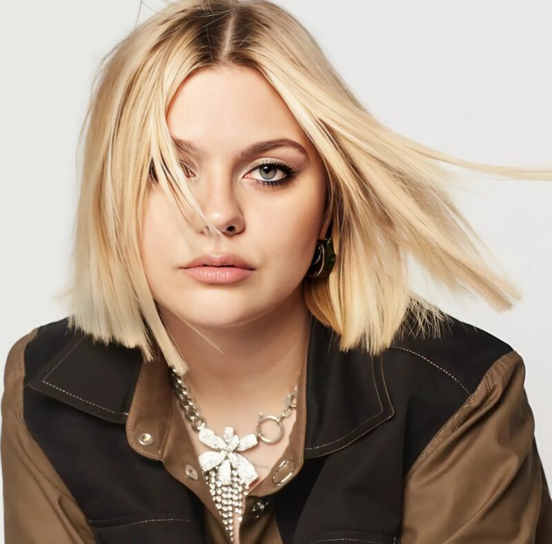 Louane : éclatante, elle fait ressortir ses épaules dans une tenue au parfait décolleté