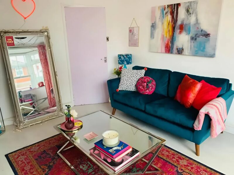 Elle n’avait pas un sou pour rénover sa maison, alors elle a tout transformé elle-même avec créativité et patience !