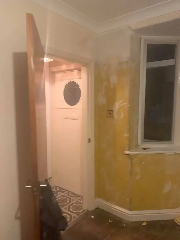 Elle n’avait pas un sou pour rénover sa maison, alors elle a tout transformé elle-même avec créativité et patience !