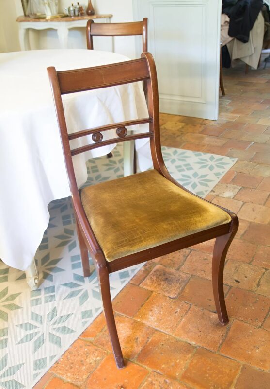 Mes chaises de salle à manger retrouvent une seconde vie avec une touche de créativité et beaucoup d’amour !