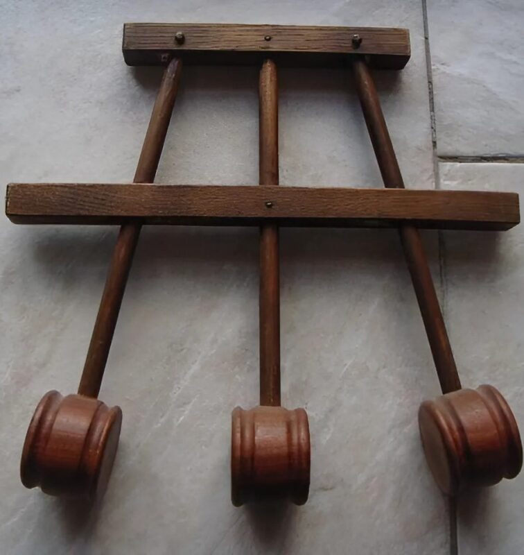 J'ai trouvé cet objet étrange et mystérieux, caché depuis des décennies, dans le grenier de mon grand-père français