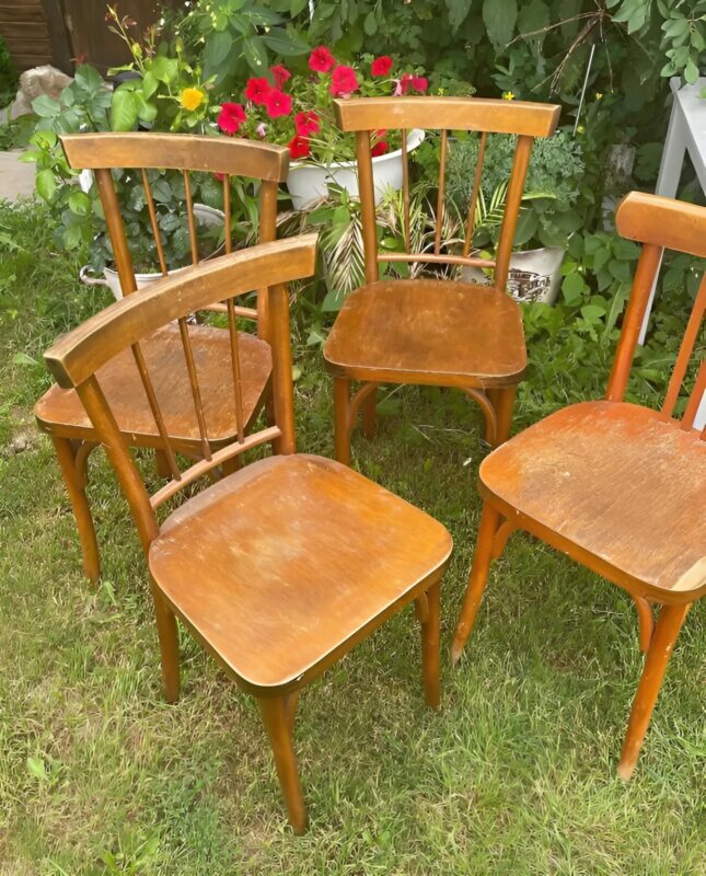 Moi et mon frère, nous avons rénové nos anciennes chaises en bois : et voici ce que nous avons réussi à faire au bout de quelques jours