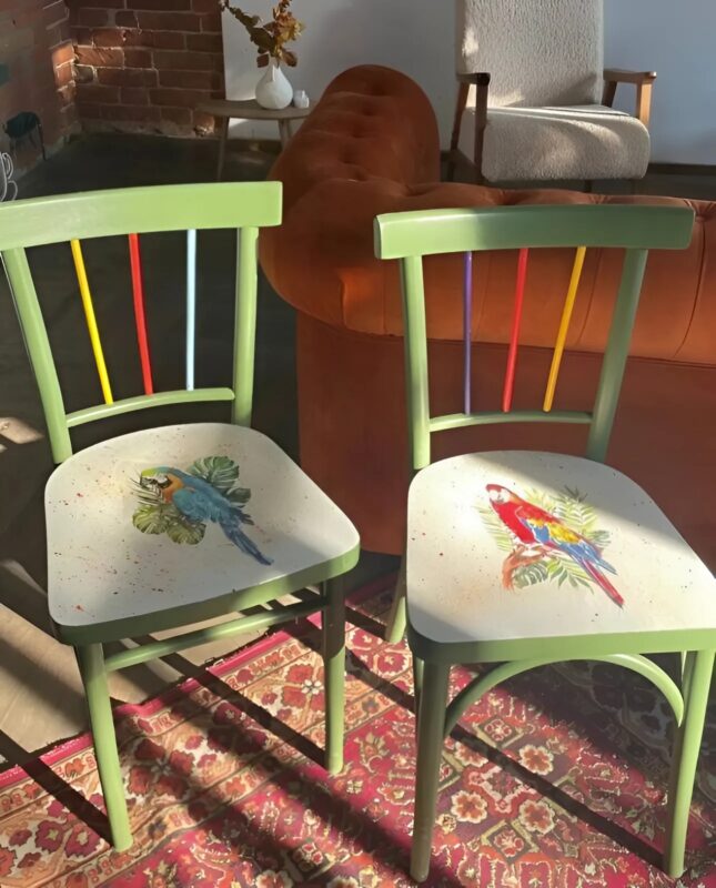 Moi et mon frère, nous avons rénové nos anciennes chaises en bois : et voici ce que nous avons réussi à faire au bout de quelques jours