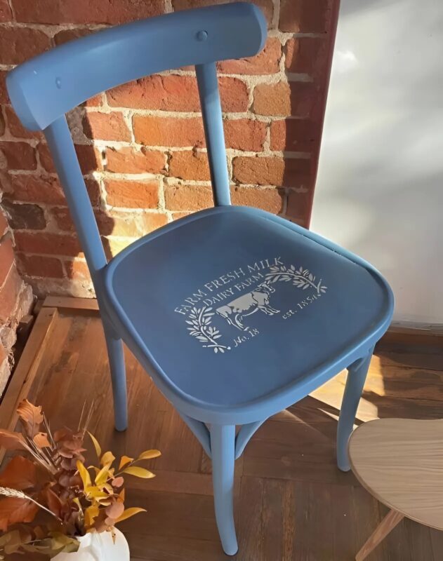 Moi et mon frère, nous avons rénové nos anciennes chaises en bois : et voici ce que nous avons réussi à faire au bout de quelques jours