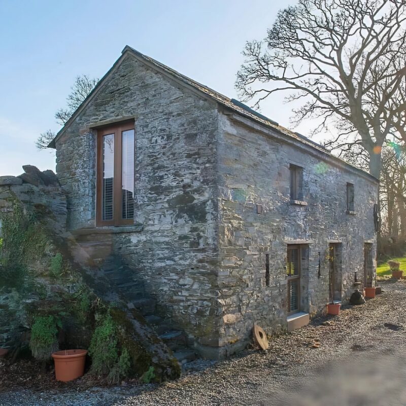 Ouah ! Un homme a transformé une grange ordinaire en une habitation confortable : photos d'intérieur