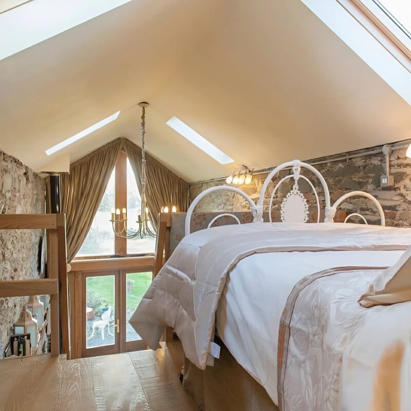 Ouah ! Un homme a transformé une grange ordinaire en une habitation confortable : photos d'intérieur